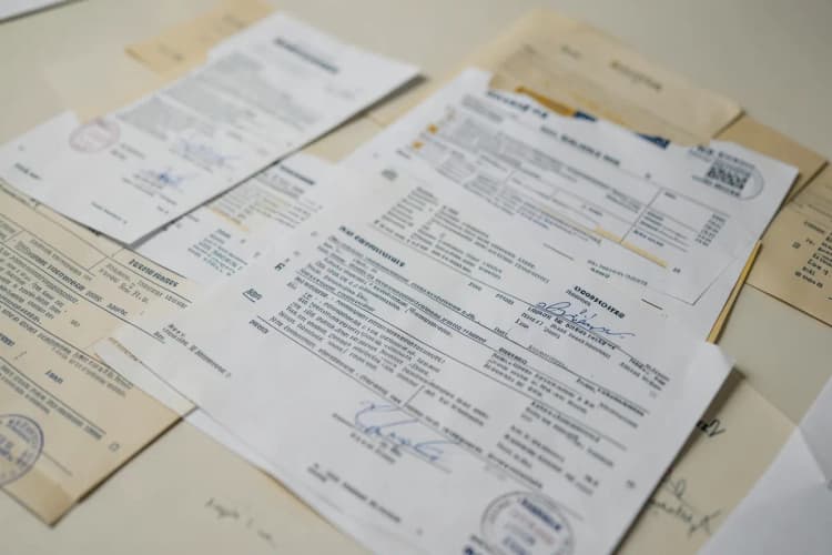 Diversos tipos de documentos e formulários de aposentadoria organizados sobre uma mesa