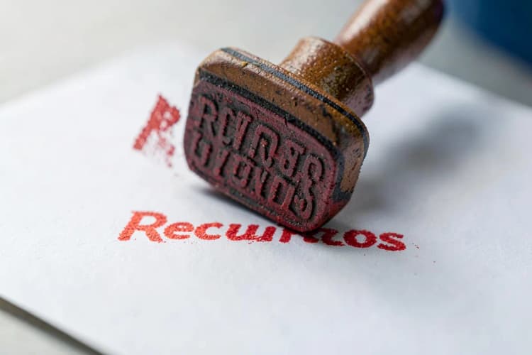 Um carimbo com a palavra "Recursos" em tinta vermelha sobre um papel branco.