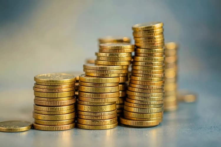 Um gráfico de barras ascendente feito de moedas de ouro empilhadas.