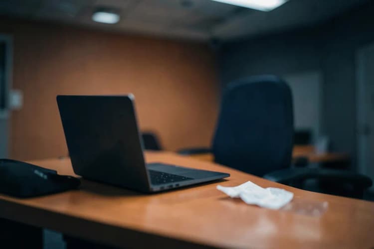 Ambiente de trabalho com pessoa sentindo dor, fibromialgia e trabalho.