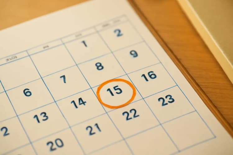 calendário com dia destacado, benefício assistencial
