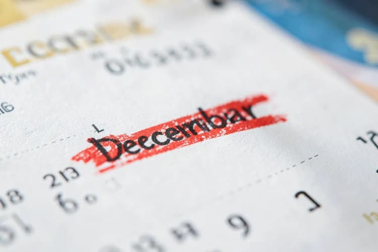 Um calendário com o mês de dezembro riscado, indicando a passagem do tempo.